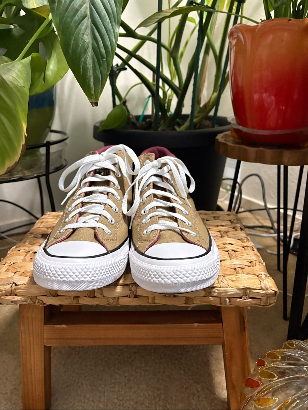 Men’s Converse Low-Top Sneakers in Tan and Burgundy